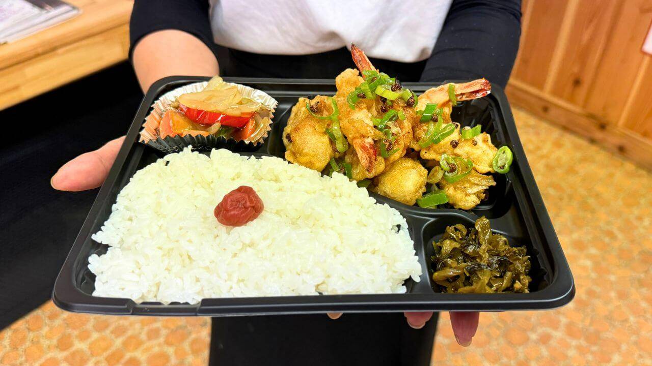 有田ランチ上海飯店の中華弁当海老とイカ天の天ぷら弁当