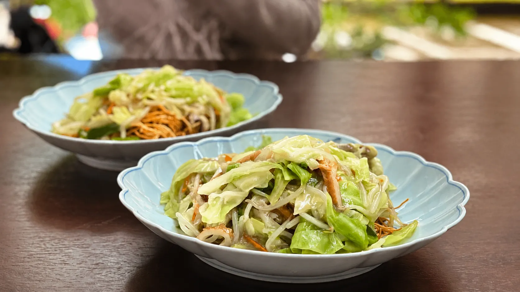 パリパリ皿うどんのアップ。細麺にキャベツなどの野菜ととろみのある餡が絡む様子