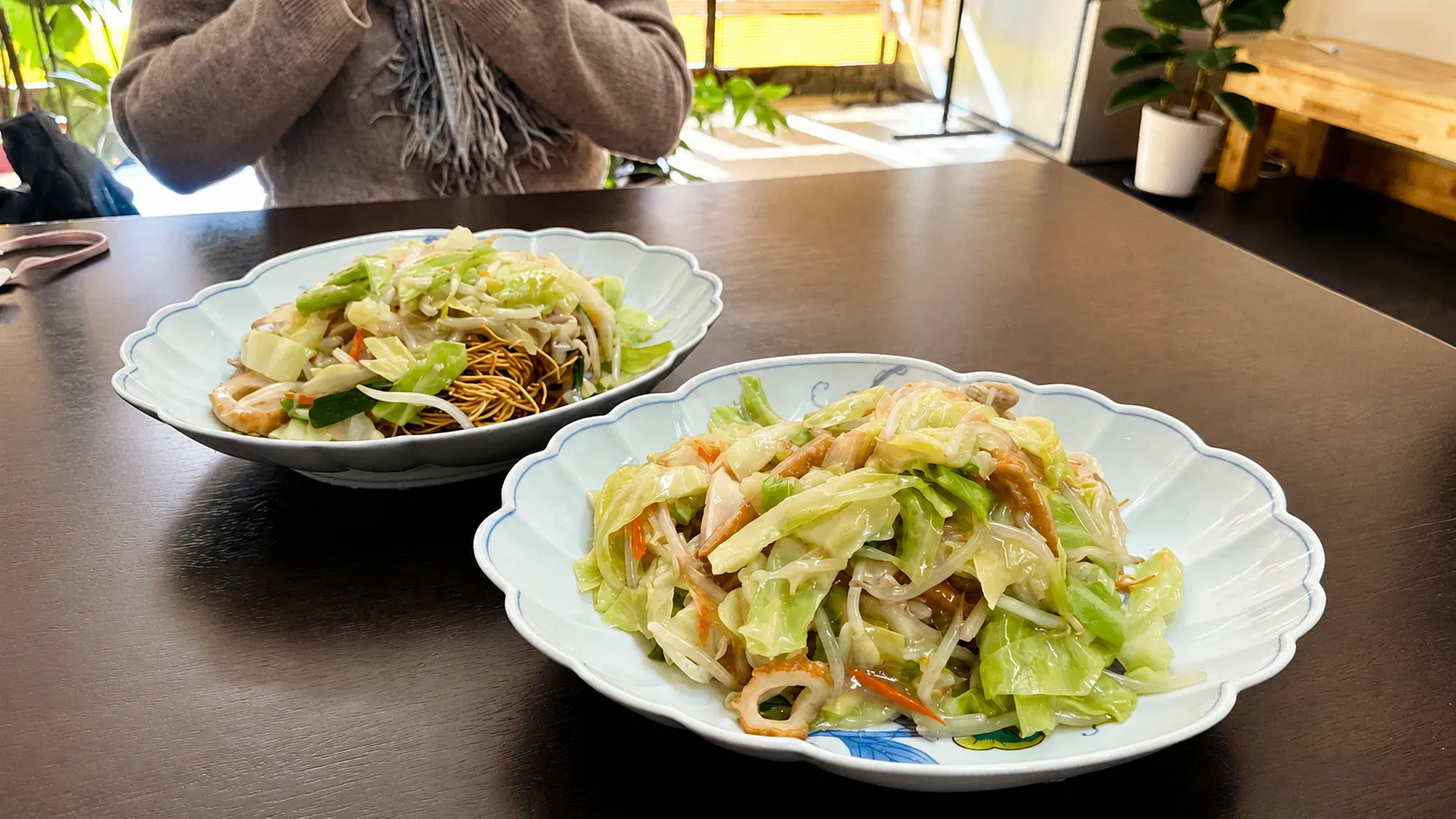 上海飯店の店内で提供するパリパリ皿うどん。器に盛られた麺と野菜の餡