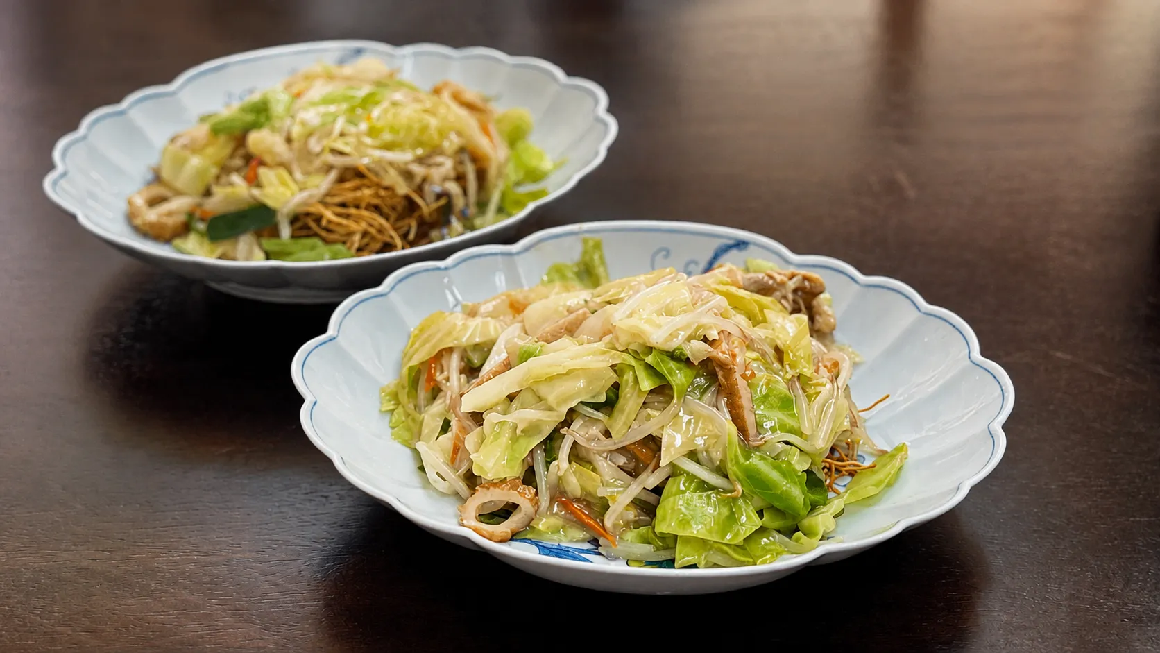 上海飯店のパリパリ皿うどん。一人前を二皿に分け、細麺に野菜たっぷりの餡をかけた盛り付け