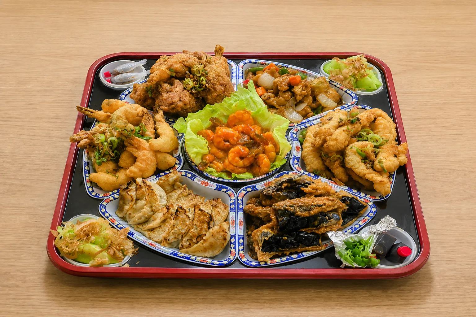 有田・上海飯店の中華オードブル。7品の料理を盛り合わせた赤縁のトレーを、正面斜めから見たイメージ