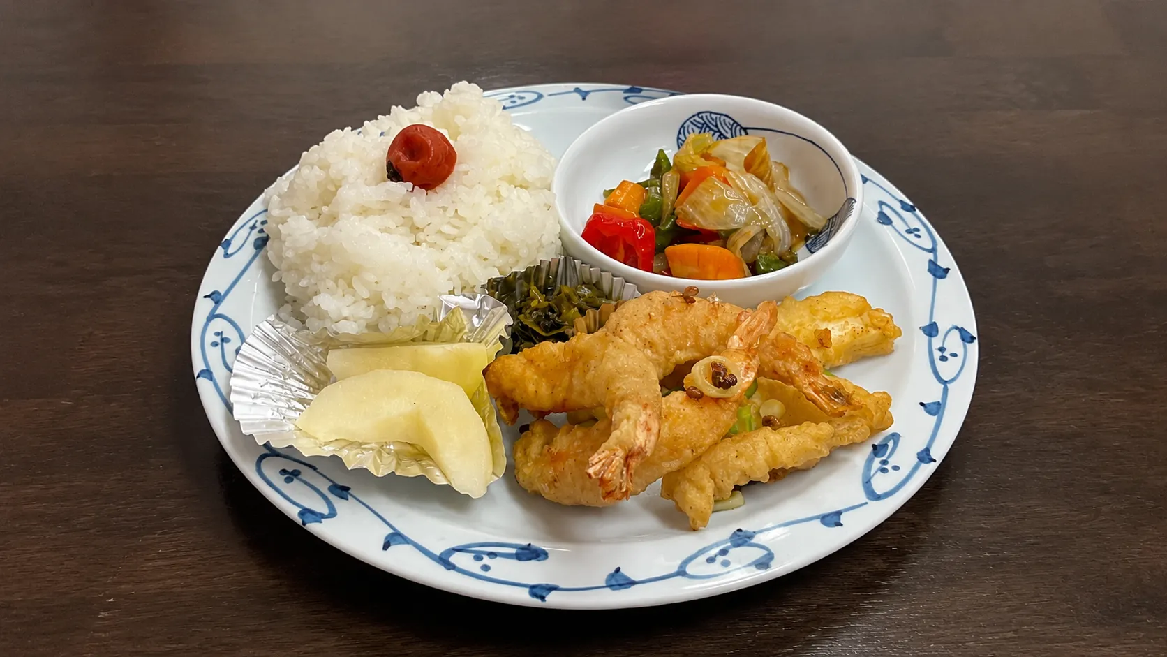 上海飯店の海老イカ天ワンプレートランチ。青い絵柄の皿に天ぷら、ご飯、野菜の餡かけを盛り付け